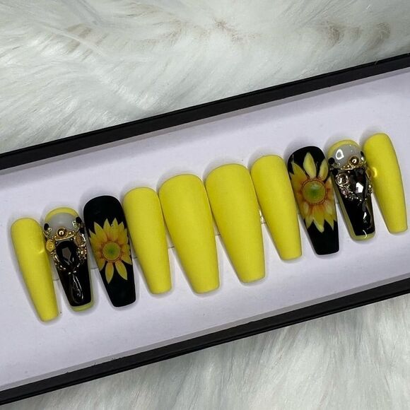 Elegant Sunflower 🌻 Custom Press On Nails | High Quality Nails | Handmade - Picture 3 of 12